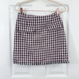 Pink H&M houndstooth tweed skirt.